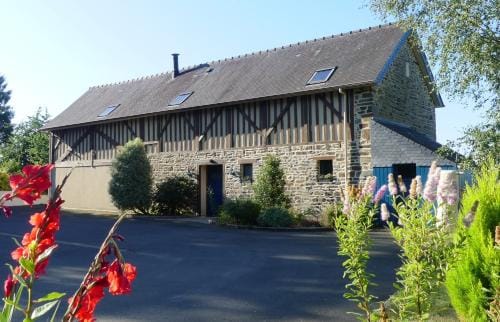 Sejour Bien-Etre et Saveurs Bio, au calme avec vue sur la vallee, pres du Mont Saint Michel Hotel in Brittany