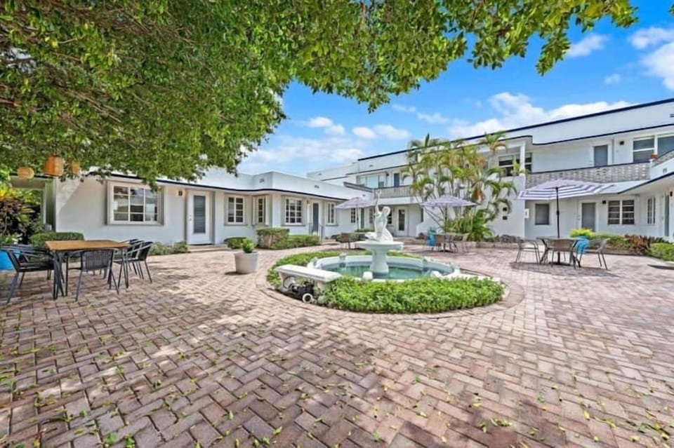 INLET PALM BEACHES Apartment hotel in Riviera Beach