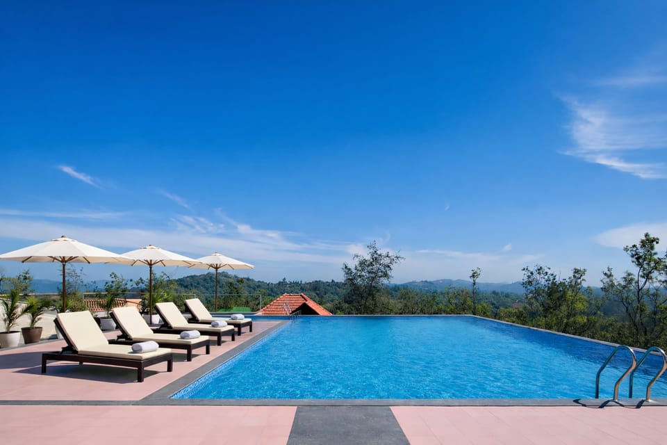 Swimming pool [outdoor]