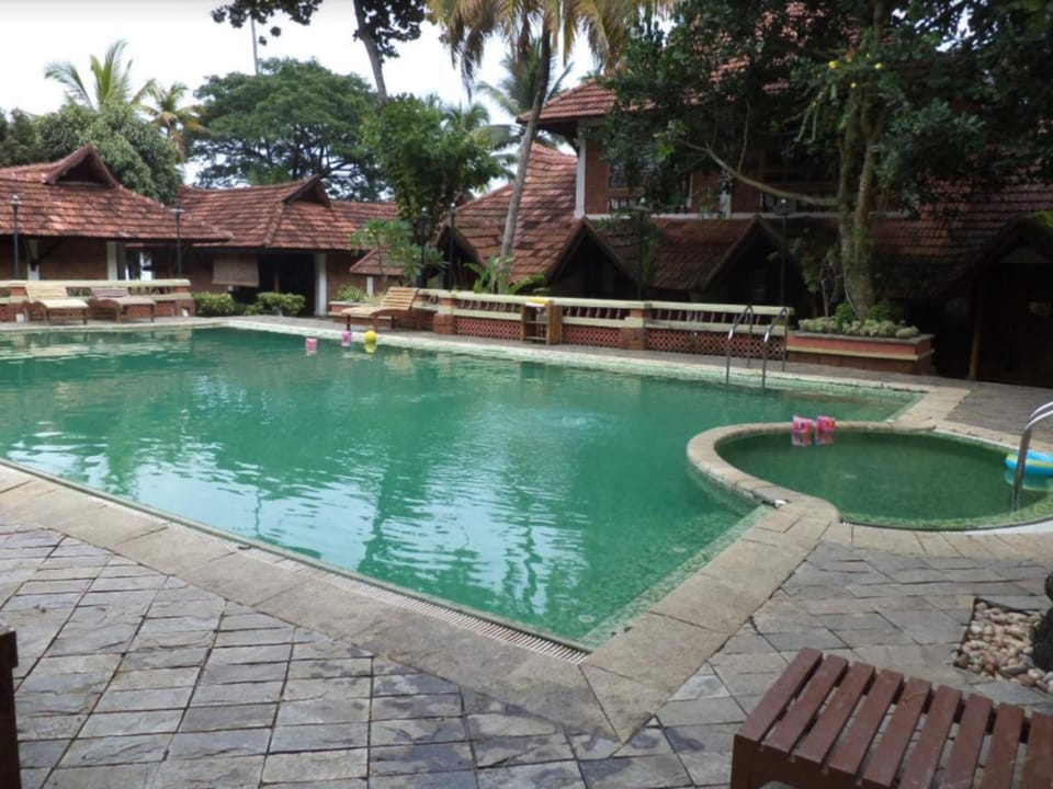 Swimming pool [outdoor]