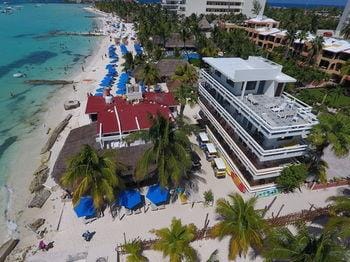 Chichis and Charlies Beachfront Hotel in Isla Mujeres