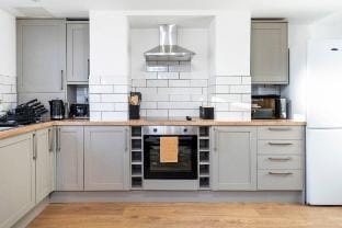 Popular Two Bed Apt in Leeds City Hotel in Leeds
