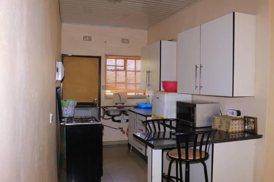 Lormasol Mews Guesthouse  Bed and Breakfast in Zimbabwe