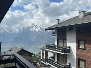 Spacious apartment with balcony Hotel in Nendaz