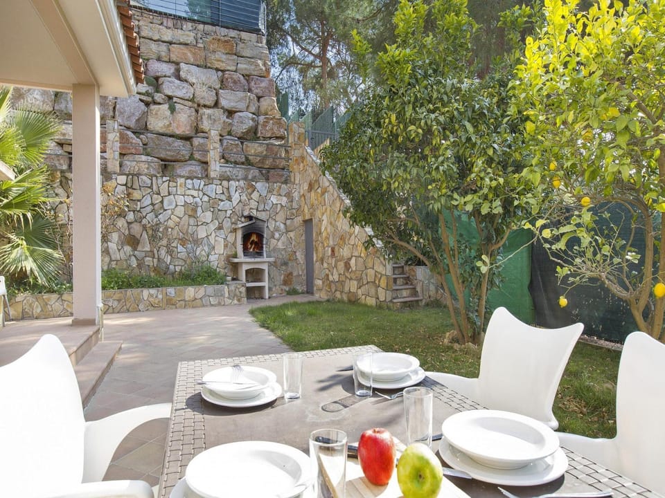 Serene Villa with Pool and Outdoor Dining Resort in Selva