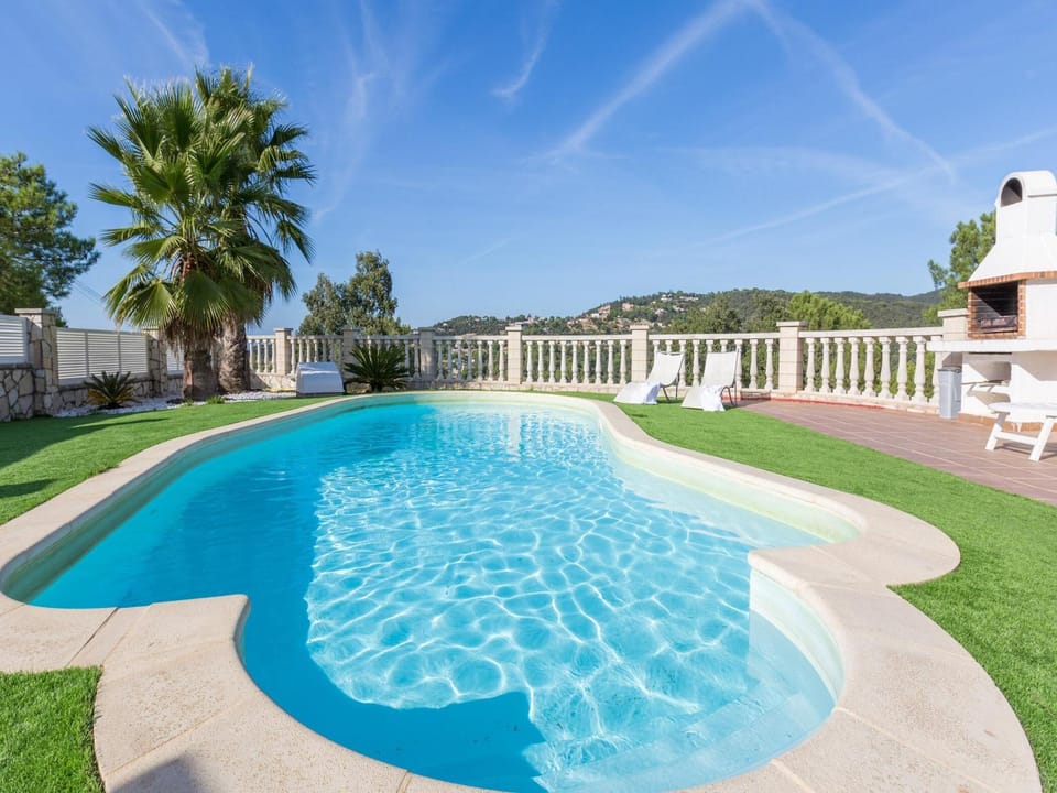 Serene Villa with Pool and Outdoor Dining Resort in Selva