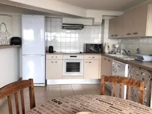 bedroom apartment with view of private beach. Hotel in Normandy