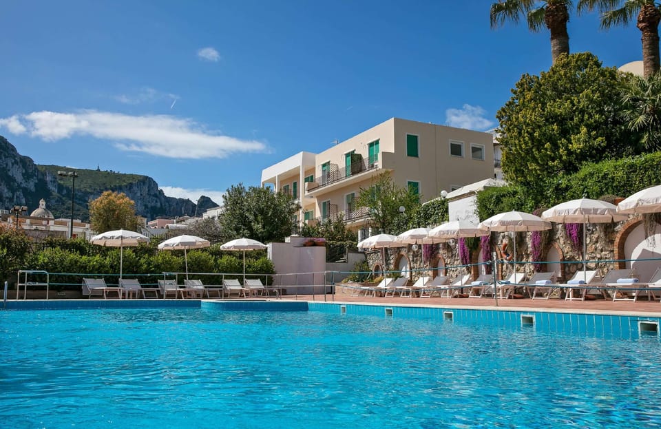 Swimming pool [outdoor]