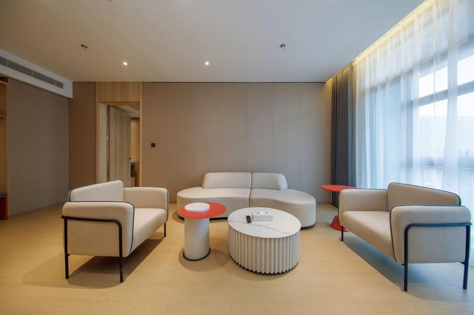 Home Inn Neo - Zhenjiang Jurong Wuyue Plaza Railway Station Hotel in Nanjing