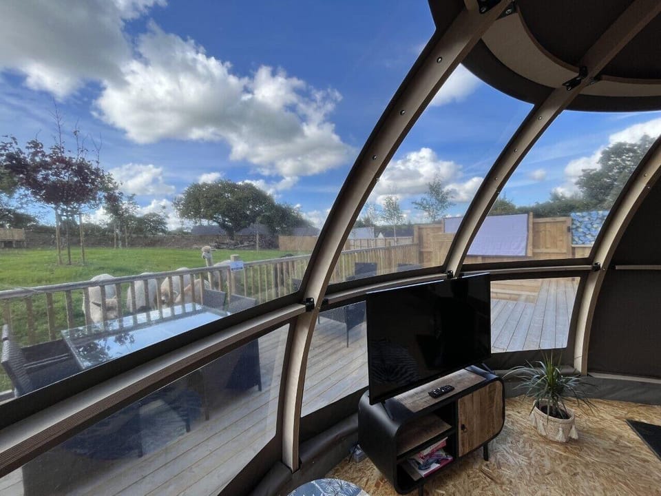 Sunrise Dome Tent Hotel in Saint Florence