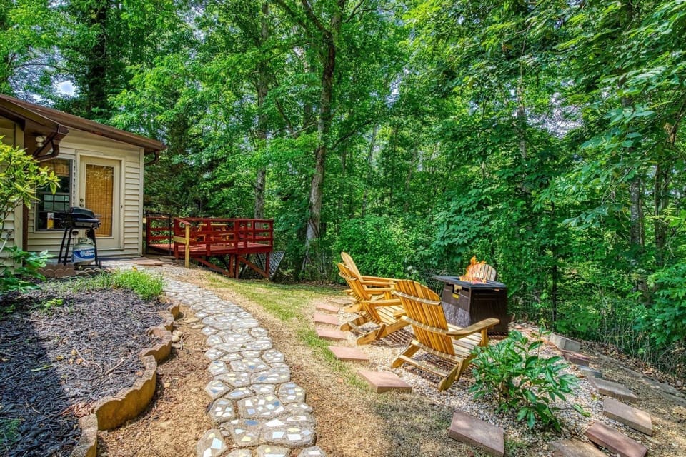 Farmhouse Cottage - Close To Tanger Outlets And Pigeon Forge! 3 Bedroom Home by RedAwning Hotel in Sevierville
