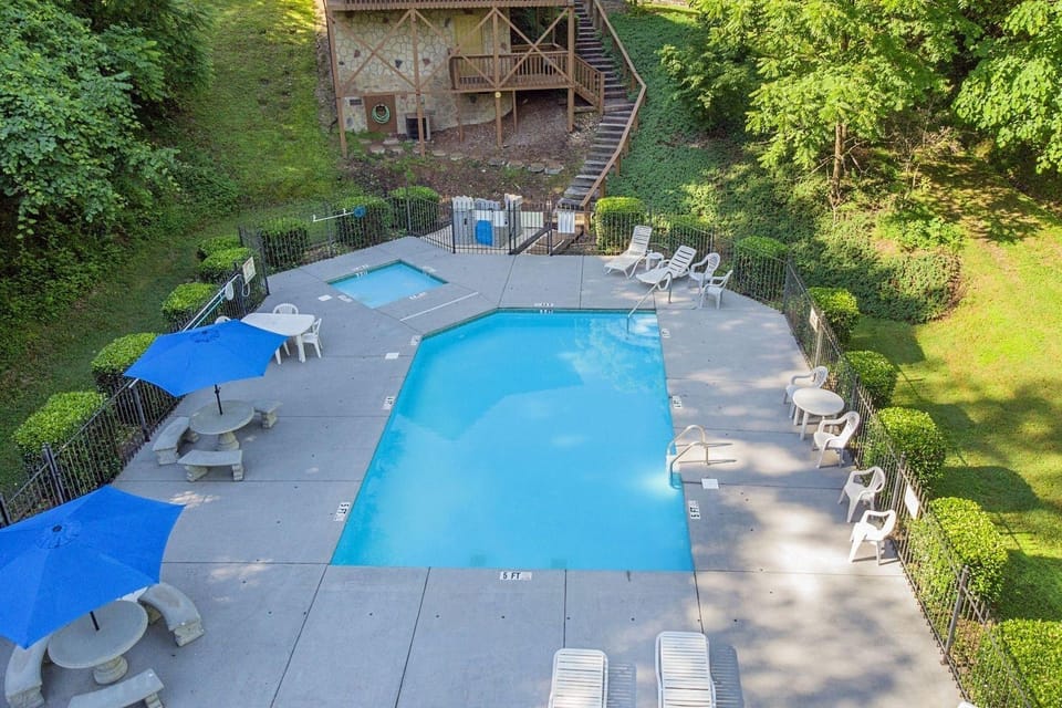 Farmhouse Cottage - Close To Tanger Outlets And Pigeon Forge! 3 Bedroom Home by RedAwning Hotel in Sevierville