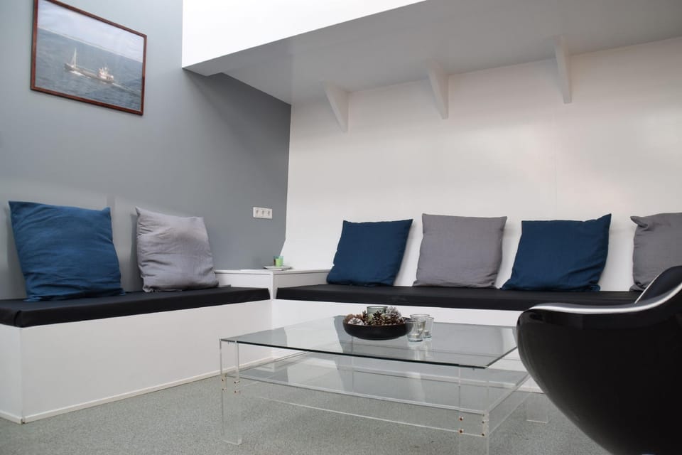 Boathotel Rotterdam Wilhelmina Hotel in Rotterdam