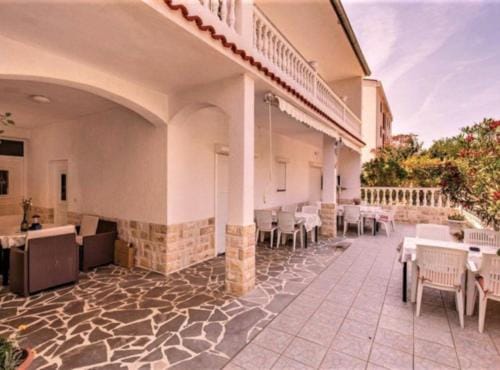 Marjetka Charming Apartments - Apartment Daisy Hotel in Lika-Senj County