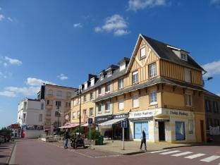 Studio With Garden Beachfront Hotel in Deauville