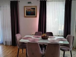 Peaceful Apartments With Style - Classsic Two Bedroom Apartment Hotel in Okrug Gornji