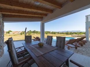 Idyllic Getaway Lovrec Villa with Pool - Five Bedroom Villa with Pool Hotel in Split-Dalmatia County