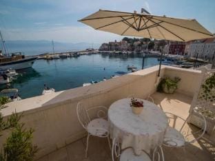 Stone House Seaside Retreat on Brac Island - Two Bedroom Apartment 1 Hotel in Split-Dalmatia County
