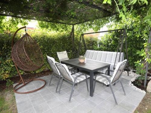 Garden Oasis - Kastel Luksic - One Bedroom Apartment with Balcony Hotel in Šibenik-Knin County, Croatia