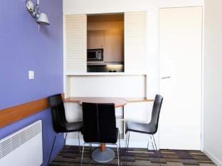 Cozy Apt with Balcony Near Buttes Chaumont Hotel in Paris