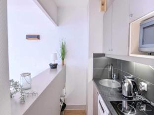 Cozy Apt with Balcony Near Buttes Chaumont Hotel in Paris