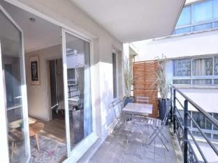 Cozy Apt with Balcony Near Buttes Chaumont Hotel in Paris