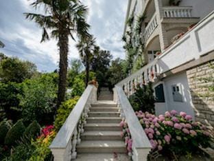 Apartments  Rooms Green Bay - Studio Apartment Hotel in Lika-Senj County