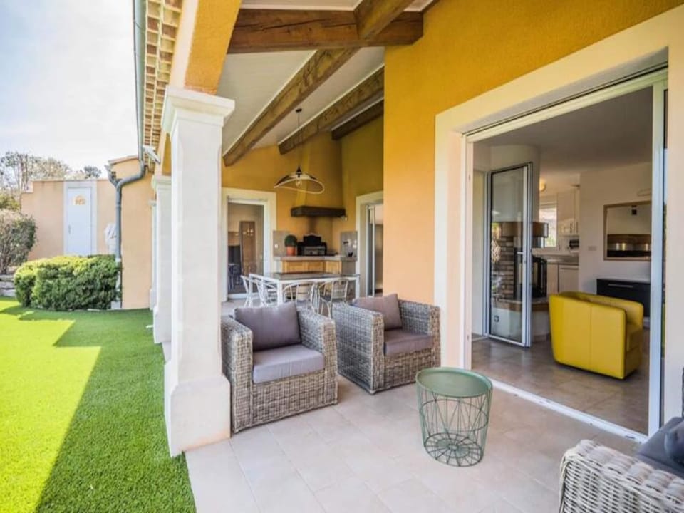 Houses  Villas for 10 People Hotel in Sainte-Maxime
