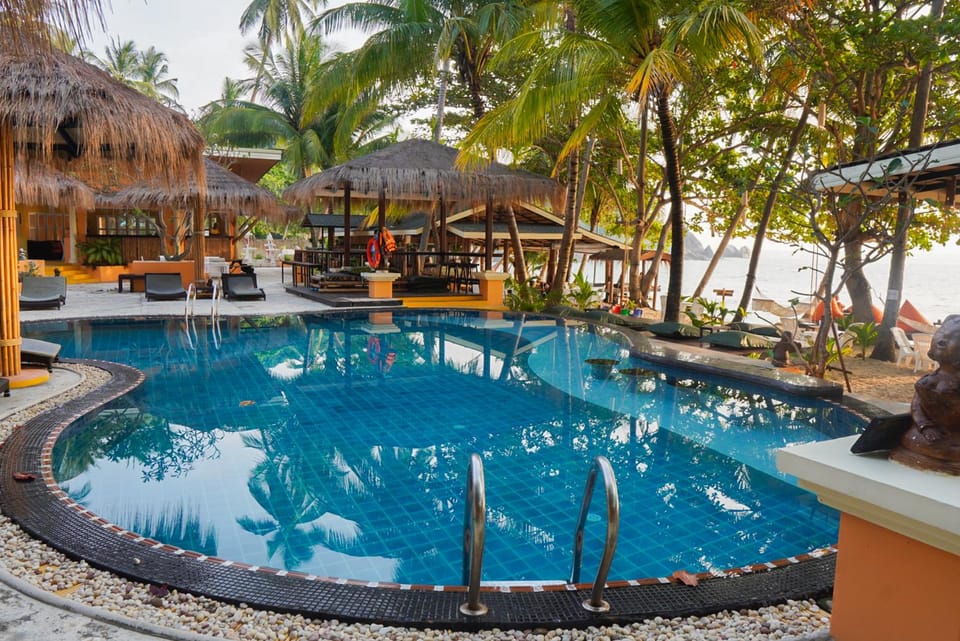Swimming pool [outdoor]