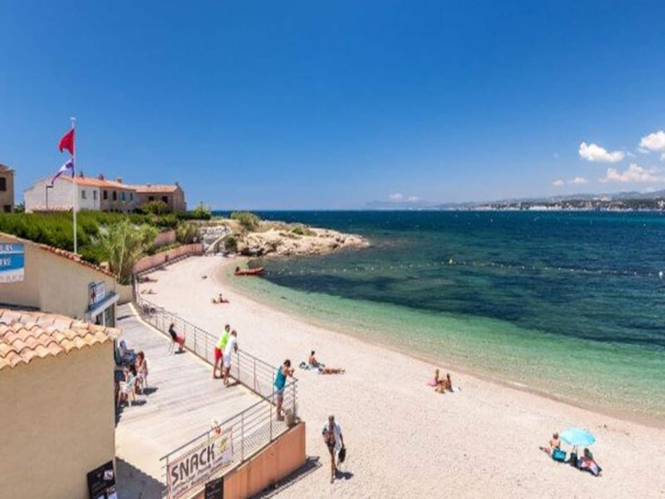 Rooms 6 People Hotel in Six-Fours-les-Plages