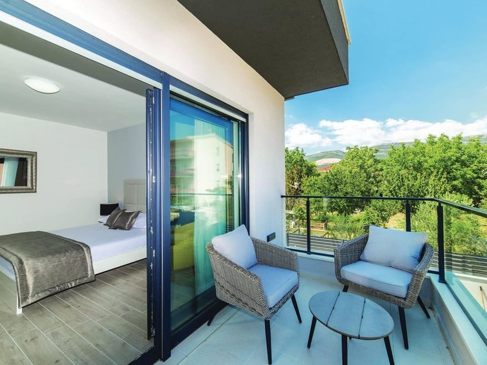 Modern Kastel Villa with Private Pool, Gym, and Large Outdoor Space - Eight Bedroom Villa Hotel in Šibenik-Knin County, Croatia