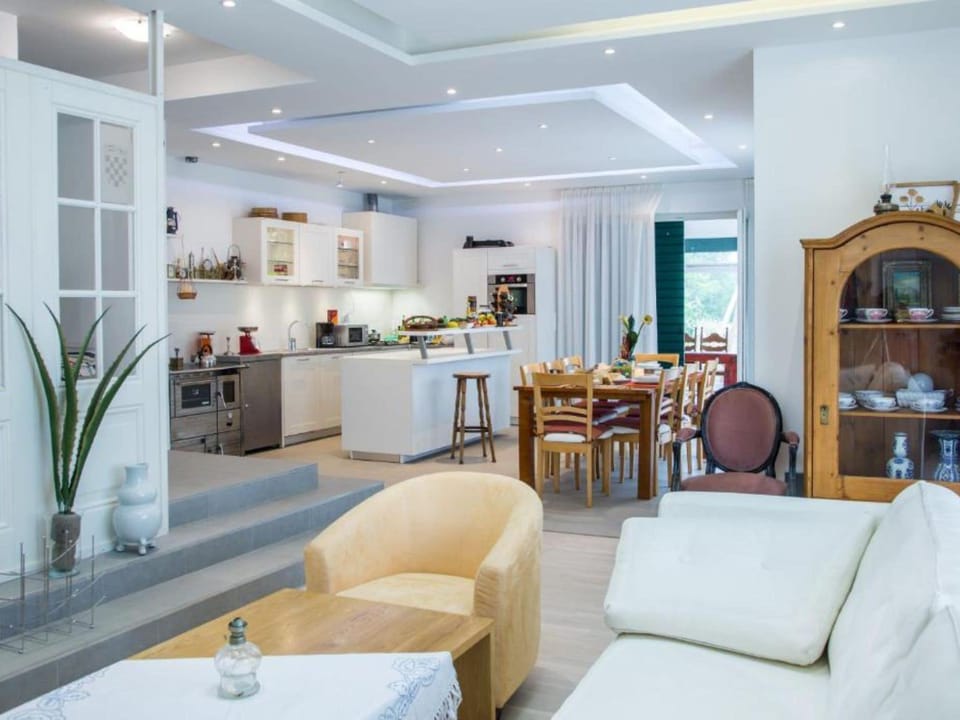 Stone Villa Bosnic-4 Bedroom Villa  Swimming pool Resort in Split-Dalmatia County
