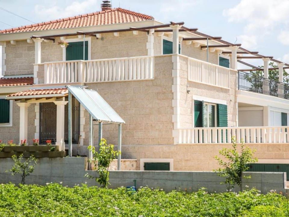 Stone Villa Bosnic-4 Bedroom Villa  Swimming pool Resort in Split-Dalmatia County