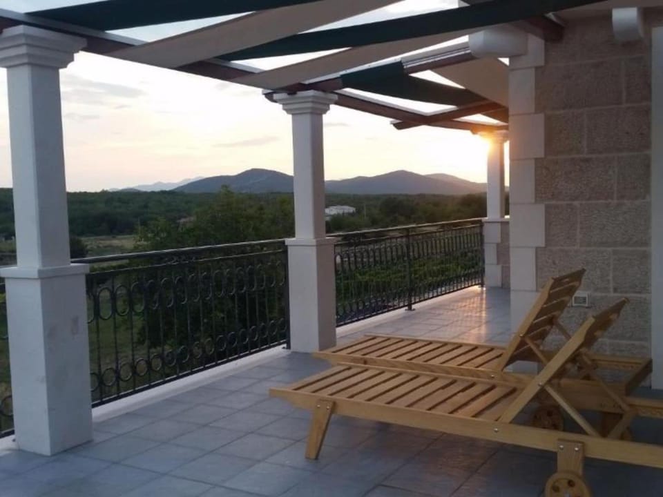 Stone Villa Bosnic-4 Bedroom Villa  Swimming pool Resort in Split-Dalmatia County
