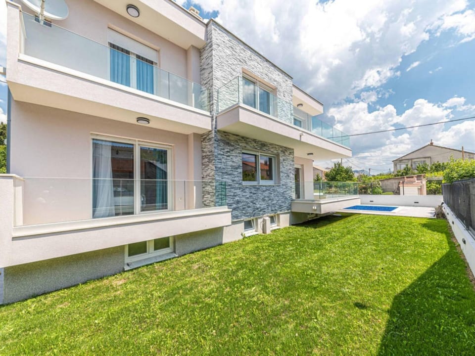 Expansive Retreat with Private Pool  BBQ, Near the Beach - Six Bedroom Villa Hotel in Šibenik-Knin County, Croatia