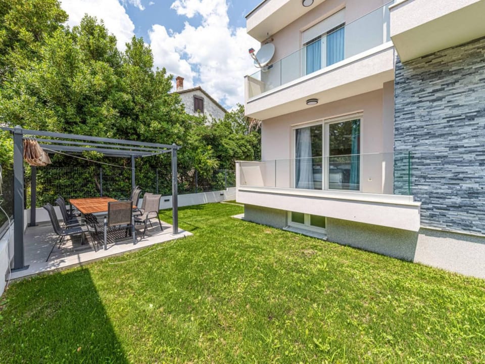Expansive Retreat with Private Pool  BBQ, Near the Beach - Six Bedroom Villa Hotel in Šibenik-Knin County, Croatia