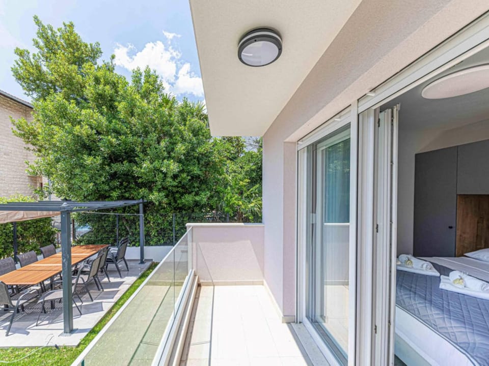 Expansive Retreat with Private Pool  BBQ, Near the Beach - Six Bedroom Villa Hotel in Šibenik-Knin County, Croatia