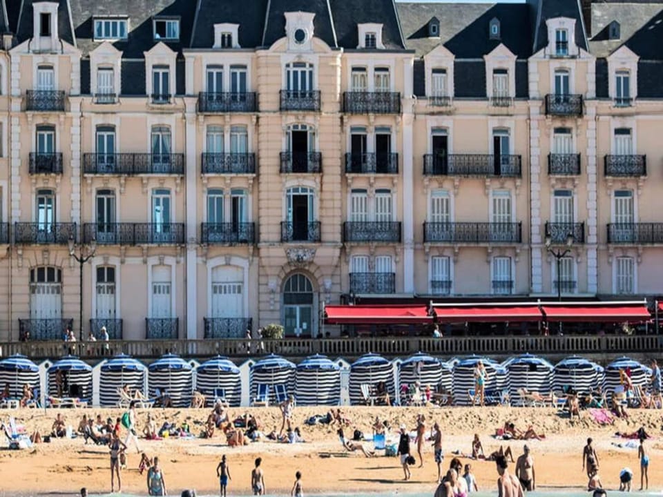 Cabourg Holiday Rental with three rooms Hotel in Cabourg