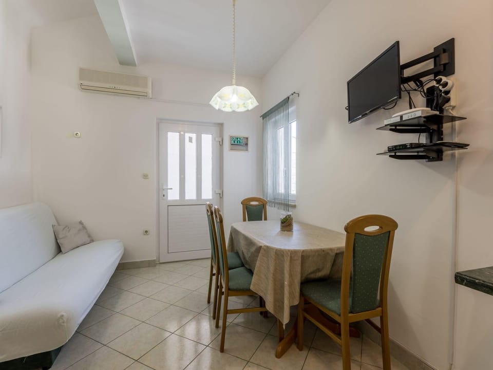 Comfort One Bedroom Apartment with Terrace and Sea View A2 Hotel in Bol