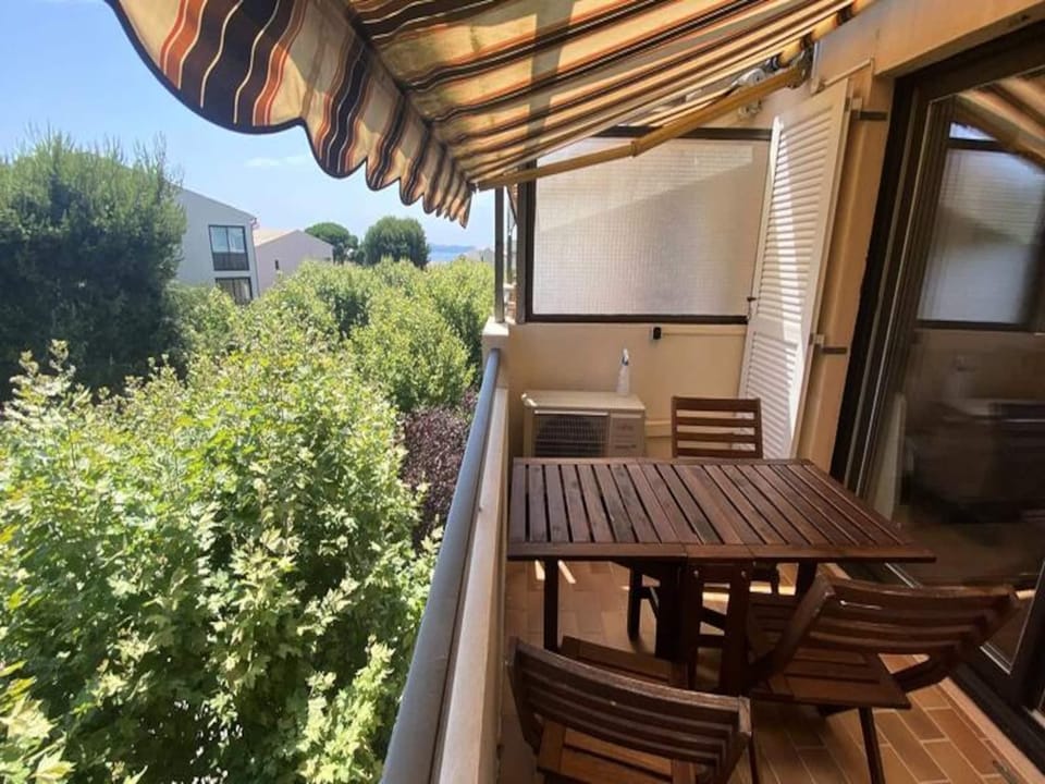 Studio for 4 People Hotel in Six-Fours-les-Plages
