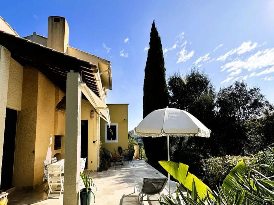 Houses  Villas for 6 People Hotel in La Londe-les-Maures