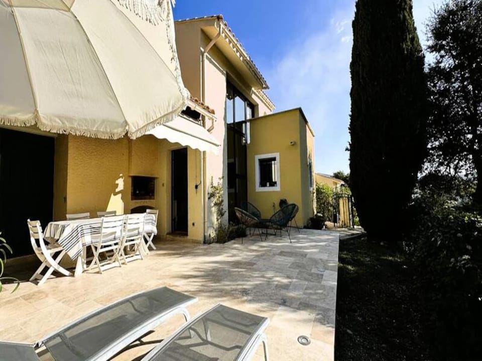Houses  Villas for 6 People Hotel in La Londe-les-Maures