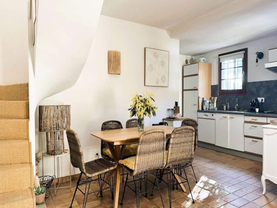 Houses  Villas for 6 People Hotel in La Londe-les-Maures