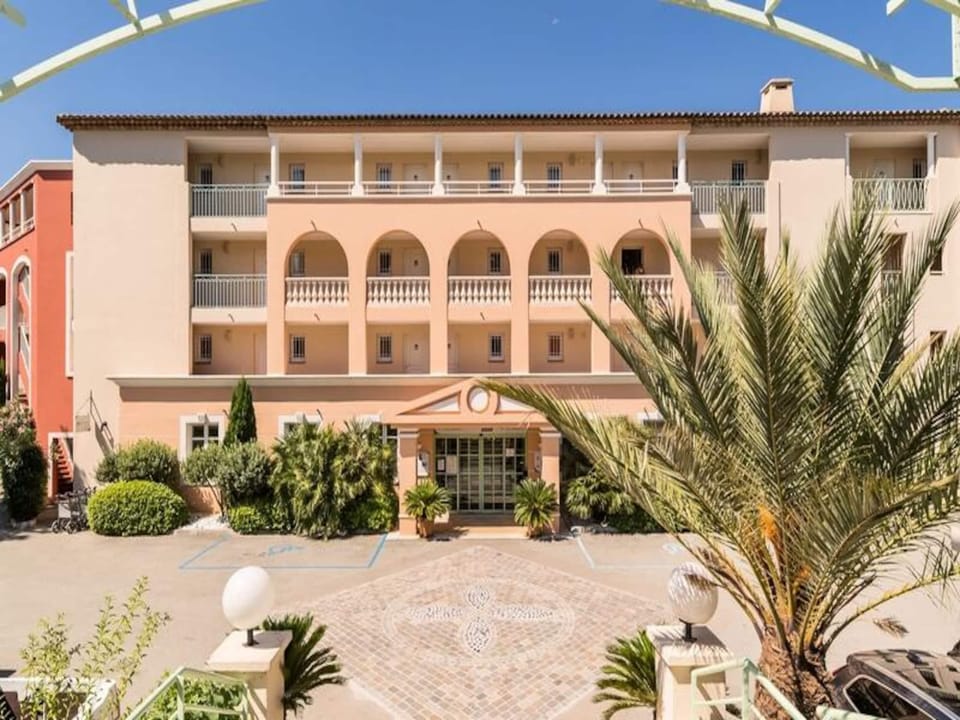 Studio 4 people - 1 sleeping area - Terrace or balcony - Sea view Hotel in Roquebrune-sur-Argens