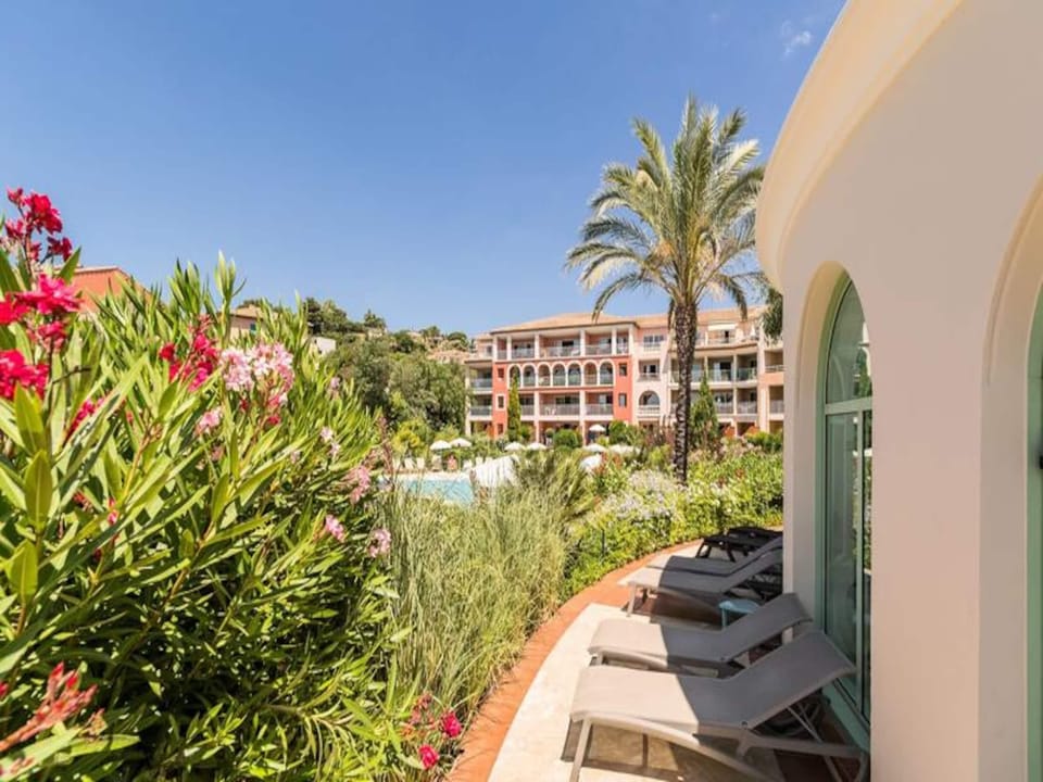 Studio 4 people - 1 sleeping area - Terrace or balcony - Sea view Hotel in Roquebrune-sur-Argens