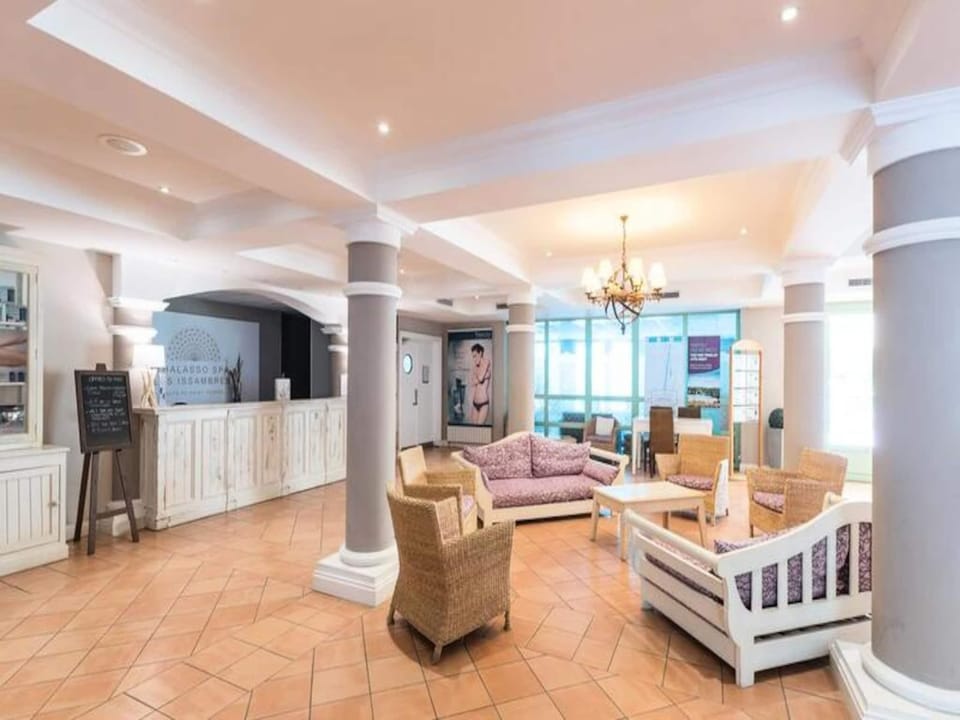Studio 4 people - 1 sleeping area - Terrace or balcony - Sea view Hotel in Roquebrune-sur-Argens