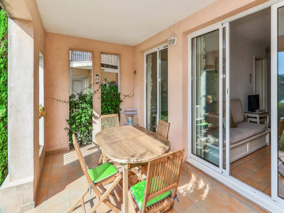 room apartment for 5 people Comfort Hotel in Mallemort