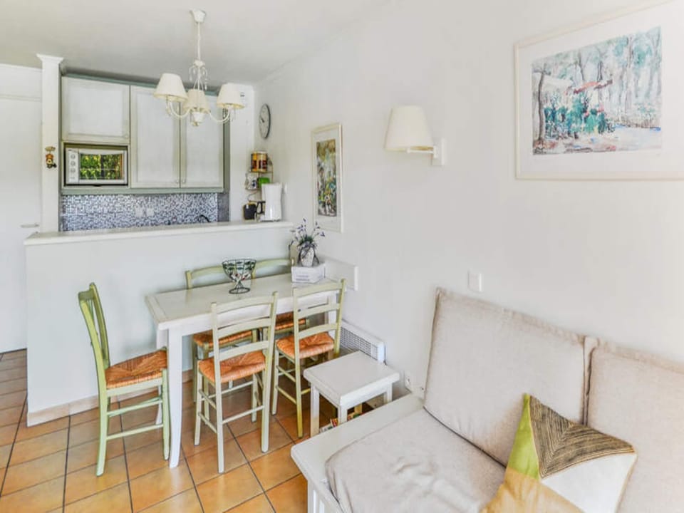 room apartment for 5 people Comfort Hotel in Mallemort