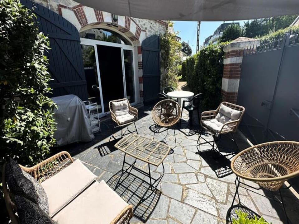 Houses  Villas for 10 People Hotel in Le Pouliguen