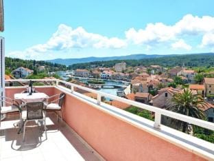 One Bedroom Luxury Apartment with Balcony and Sea View 1 Hotel in Vrboska